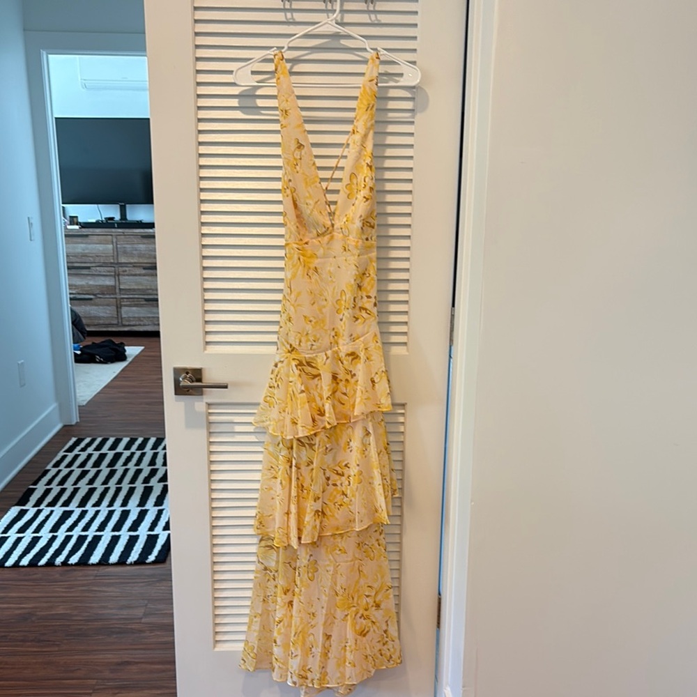 BERYL MIDI DRESS - DEEP V NECK SLEEVELESS LAYERED DRESS IN YELLOW FLORAL